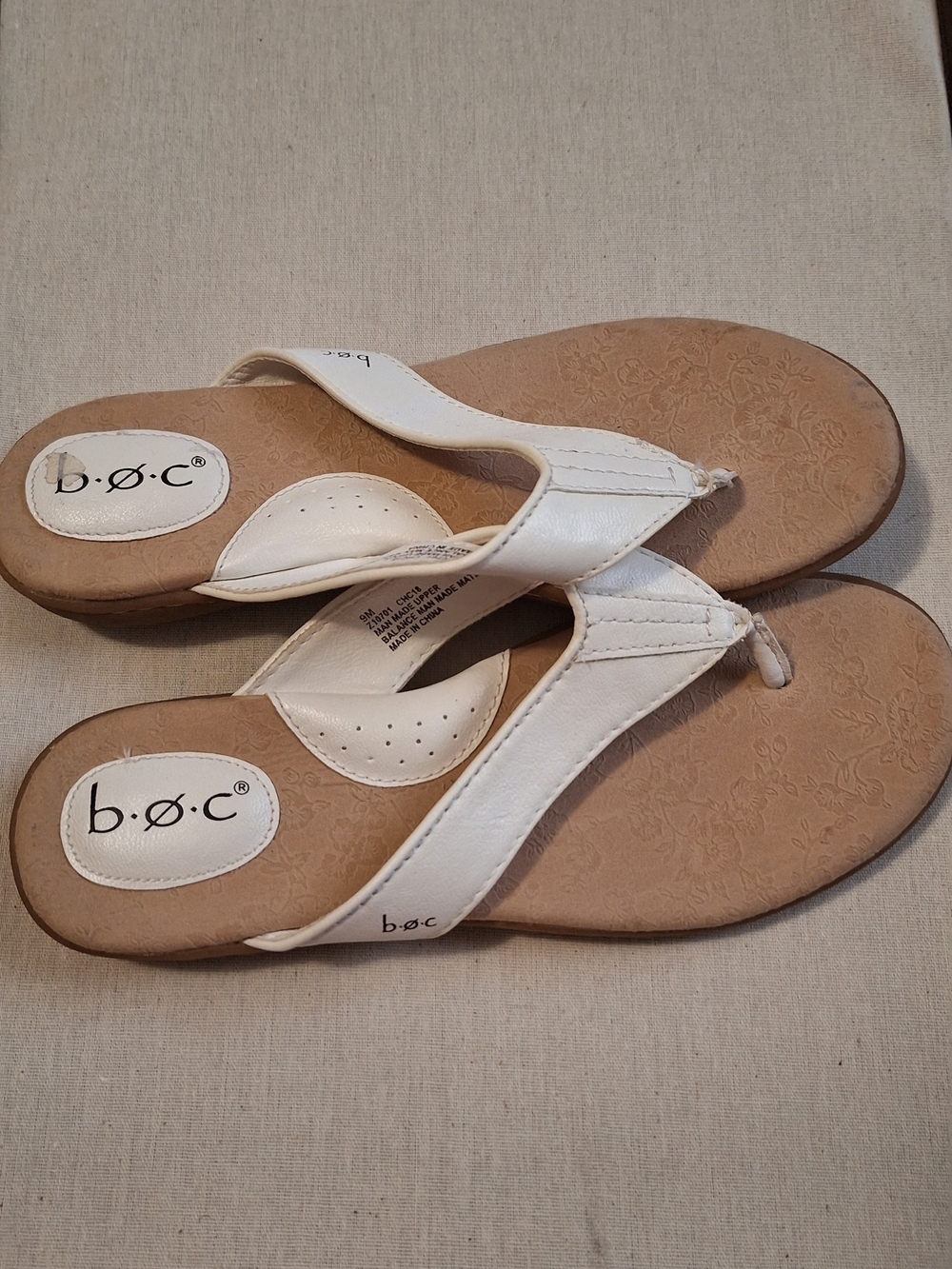 b.o.c. White Women's Leather Thong Sandals - Picture 4 of 5